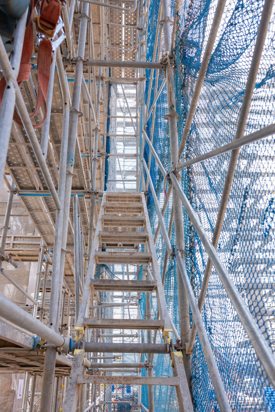 scaffolding-and-steel-structure-on-muddy-construct-2025-06-01-18-12-27-utc(2)